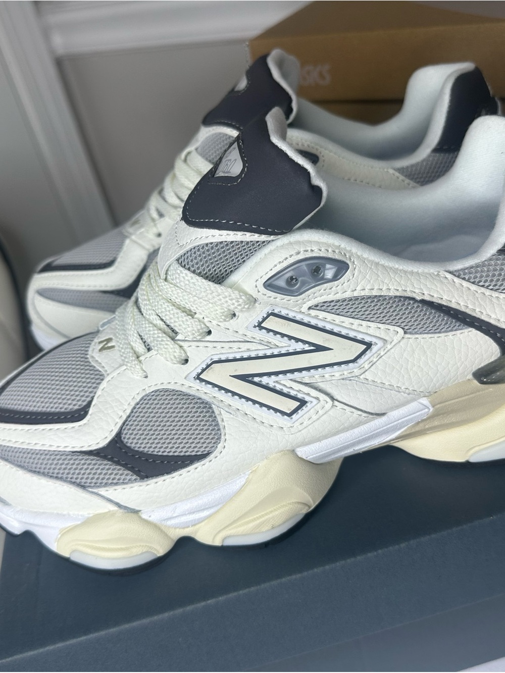 New Balance men White, Gray & Cream Athletic Sneakers